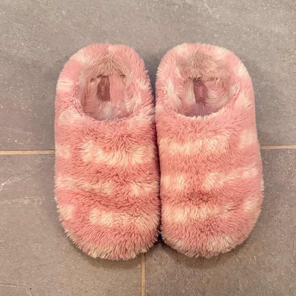SKIMS Pink Plush Fuzzy Slippers